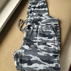 ZYIA Active Light Gray Camo Unwind Joggers